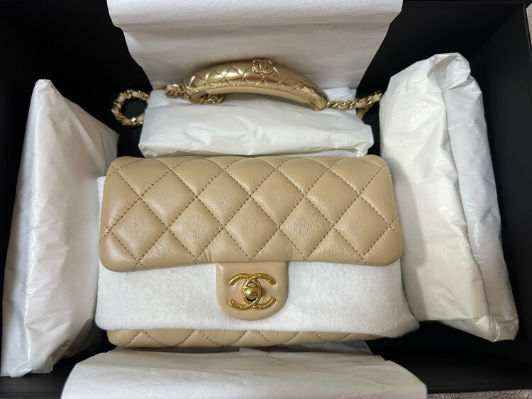 マトラッセ　フラップバッグ（ブランドバッグ）の商品画像 - 査定依頼日：2025年4月28日 - 最高査定価格：500,000円