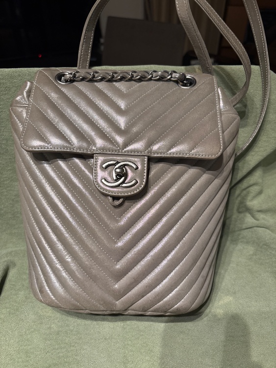 シェブロン　vステッチ　リュック（ブランドバッグ）の商品画像 - 査定依頼日：2026年3月22日 - 最高査定価格：250,000円