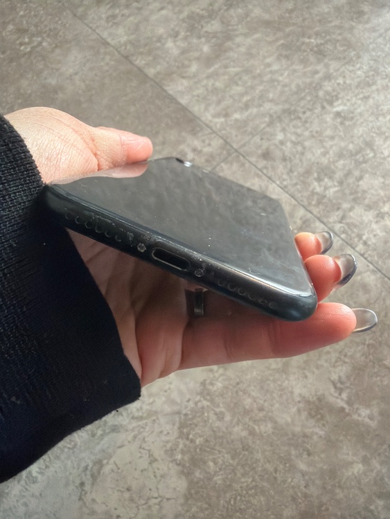 iPhone SE (第 2 世代) 64GB Softbank（スマホ）の商品画像 - 査定依頼日：2026年1月17日 - 最高査定価格：11,000円