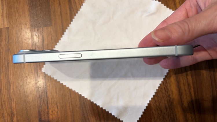 iPhone iPhone 15 128GB au（スマホ）の商品画像 - 査定依頼日：2026年7月30日 - 最高査定価格：63,000円