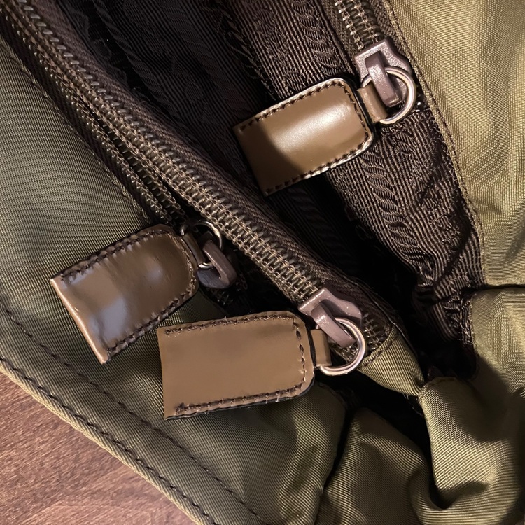 プラダ　手提げカバン　カーキ（ブランドバッグ）の商品画像 - 査定依頼日：2025年11月10日 - 最高査定価格：25,000円