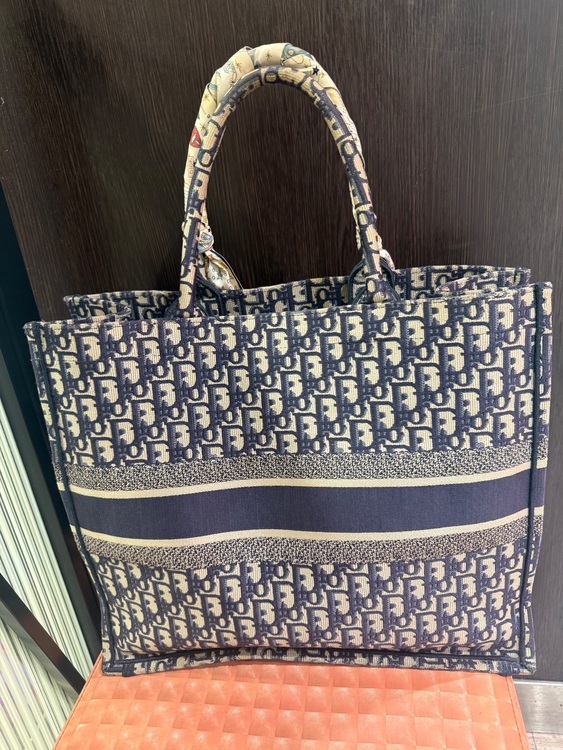 DIORブックトート　キャンバス　ラージ（ブランドバッグ）の商品画像 - 査定依頼日：2025年9月23日 - 最高査定価格：110,000円
