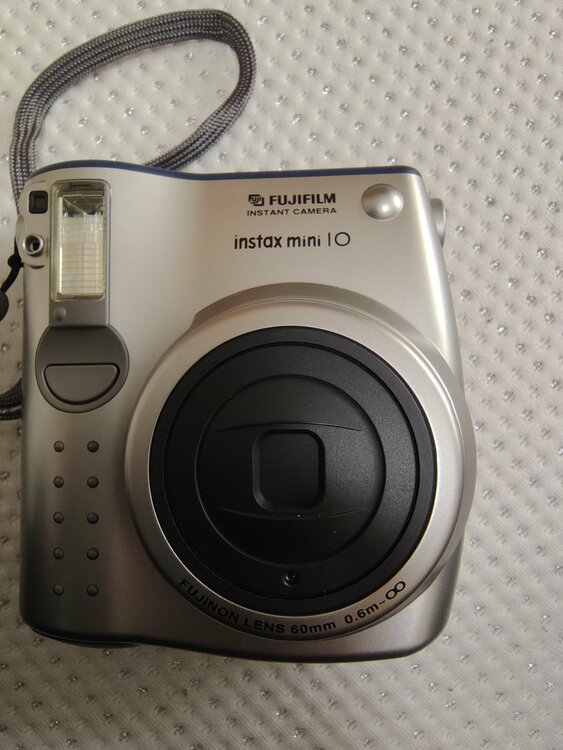 チェキ　インスタントミニ8と10（カメラ）の商品画像 - 査定依頼日：2026年2月17日 - 最高査定価格：4,000円