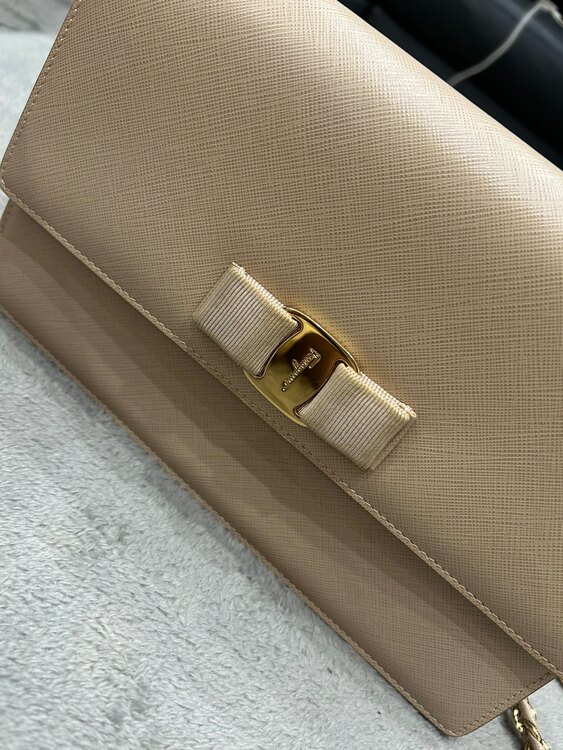 フェラガモ　バッグ（ブランドバッグ）の商品画像 - 査定依頼日：2025年4月9日 - 最高査定価格：10,000円