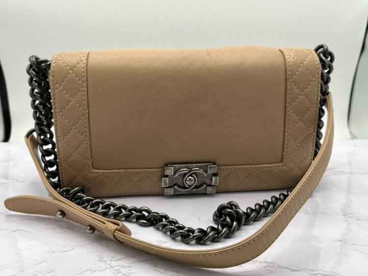 シャネル　ボーイシャネル　ベージュ　チェーンショルダーバッグ（ブランドバッグ）の商品画像 - 査定依頼日：2026年3月6日 - 最高査定価格：200,000円