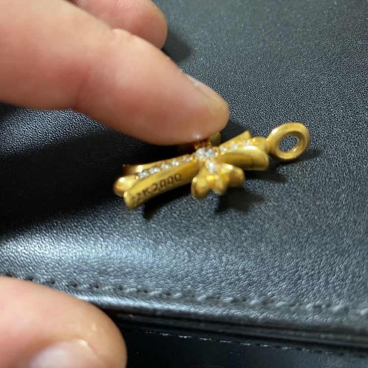 クロムハーツ 22K タイニーファットクロス（金・貴金属）の商品画像 - 査定依頼日：2022年5月7日 - 最高査定価格：255,000円