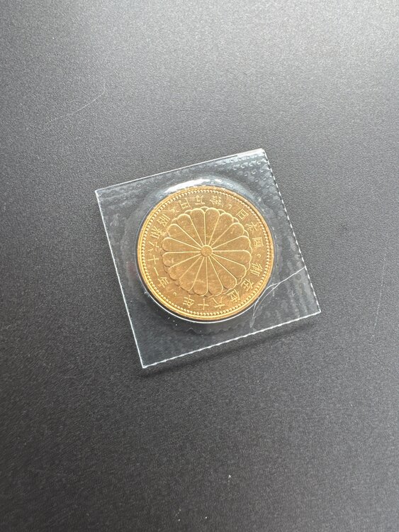 天皇陛下御在位60年記念　10万金貨（金・貴金属）の商品画像 - 査定依頼日：2025年4月15日 - 最高査定価格：280,000円