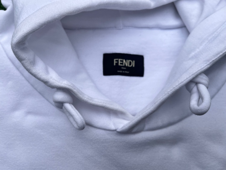 FENDIロゴパーカー（古着・ファッション）の商品画像 - 査定依頼日：2026年4月22日 - 最高査定価格：17,000円