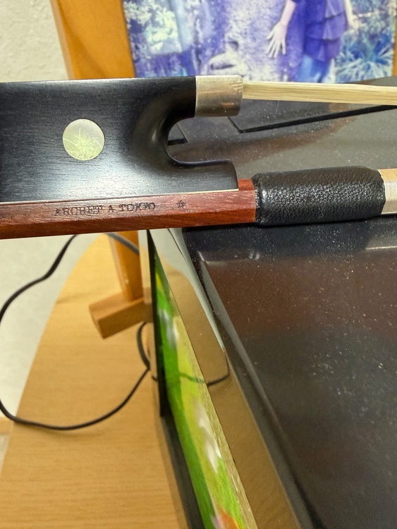 弓の刻印部分の写真でわかります。（ピアノ・楽器・PA機材）の商品画像 - 査定依頼日：2026年8月15日 - 最高査定価格：20,000円