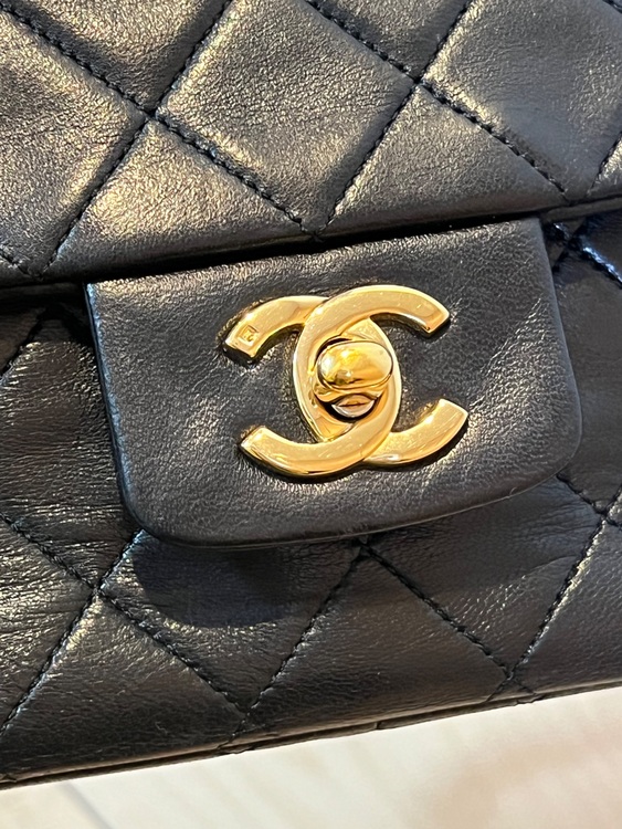 マトラッセ　シングルフラップ　ダブルチェーン（ブランドバッグ）の商品画像 - 査定依頼日：2025年11月11日 - 最高査定価格：300,000円