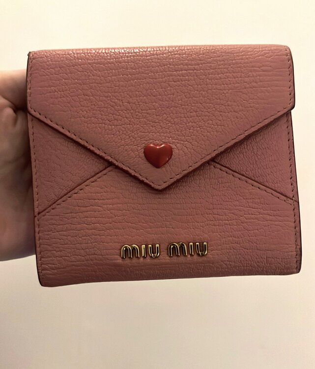 ミュウミュウ  （ブランドバッグ）の商品画像 - 査定依頼日：2025年3月1日 - 最高査定価格：20,000円