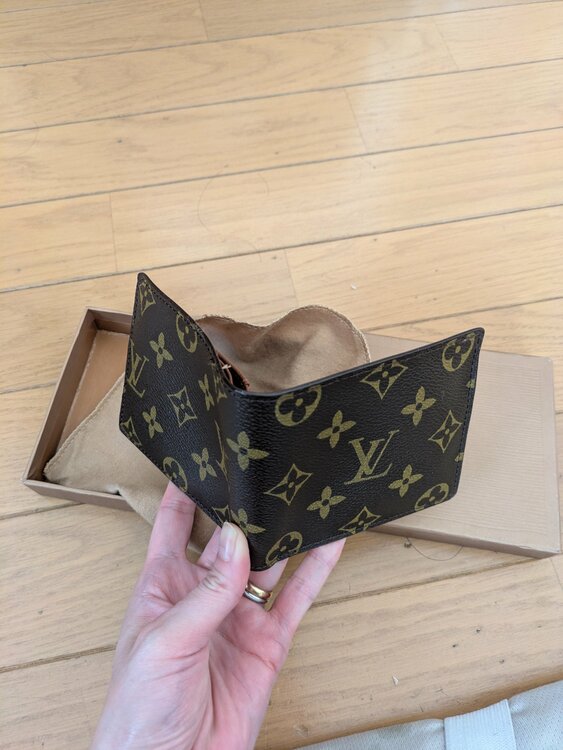 折りたたみ財布（ブランド財布・小物）の商品画像 - 査定依頼日：2026年4月20日 - 最高査定価格：30,000円