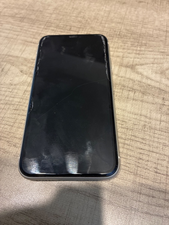 iPhone iPhone11 64GB au（スマホ）の商品画像 - 査定依頼日：2026年9月13日 - 最高査定価格：13,000円