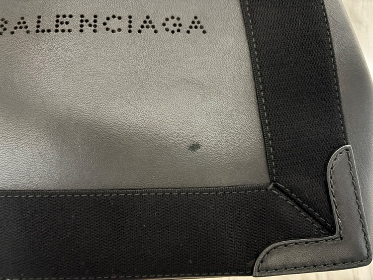バレンシアガ  （ブランドバッグ）の商品画像 - 査定依頼日：2026年4月8日 - 最高査定価格：45,000円
