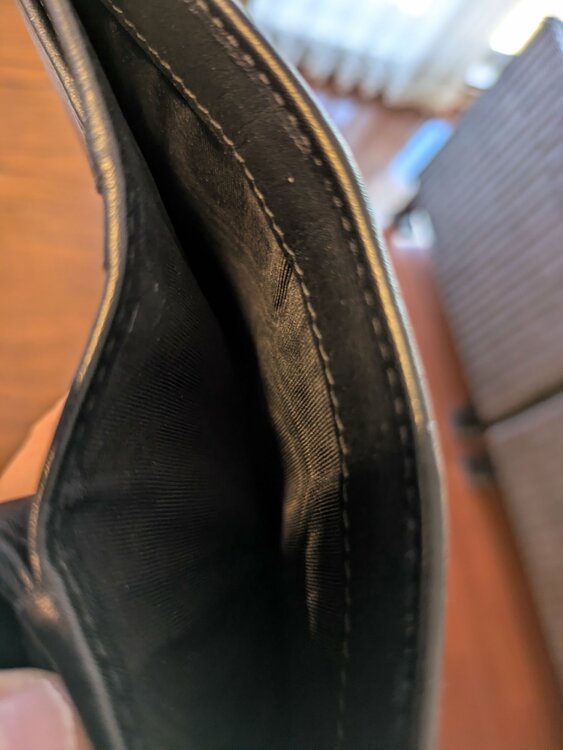 スタッズレザー二つ折り財布　1ML018　2C3H（ブランド財布・小物）の商品画像 - 査定依頼日：2025年12月10日 - 最高査定価格：20,000円