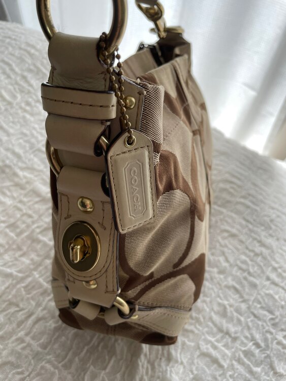 COACH コーチ シグネチャーショルダーバッグ 10619 肩掛け ベージュ系（ブランドバッグ）の商品画像 - 査定依頼日：2025年4月12日 - 最高査定価格：1,500円