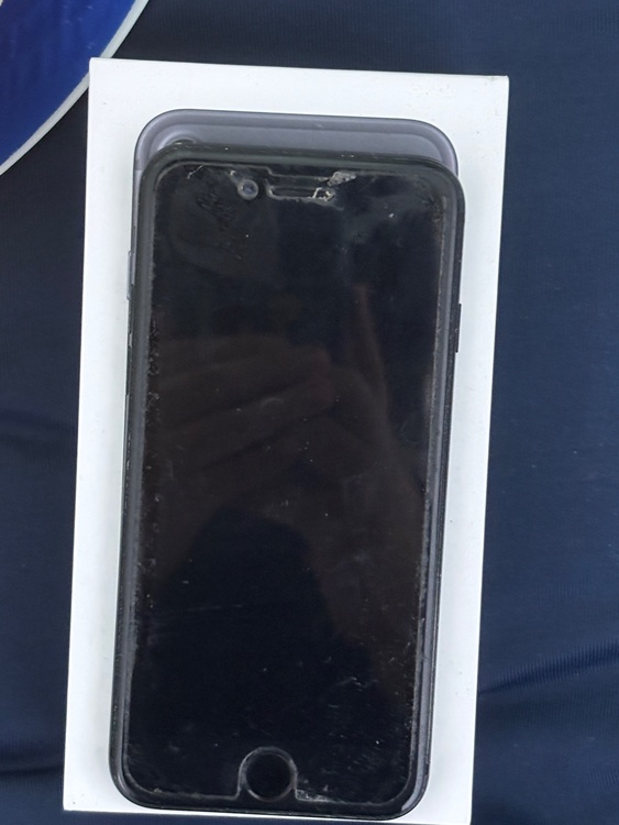 iPhone iPhone8 128GB au（スマホ）の商品画像 - 査定依頼日：2026年7月6日 - 最高査定価格：4,500円