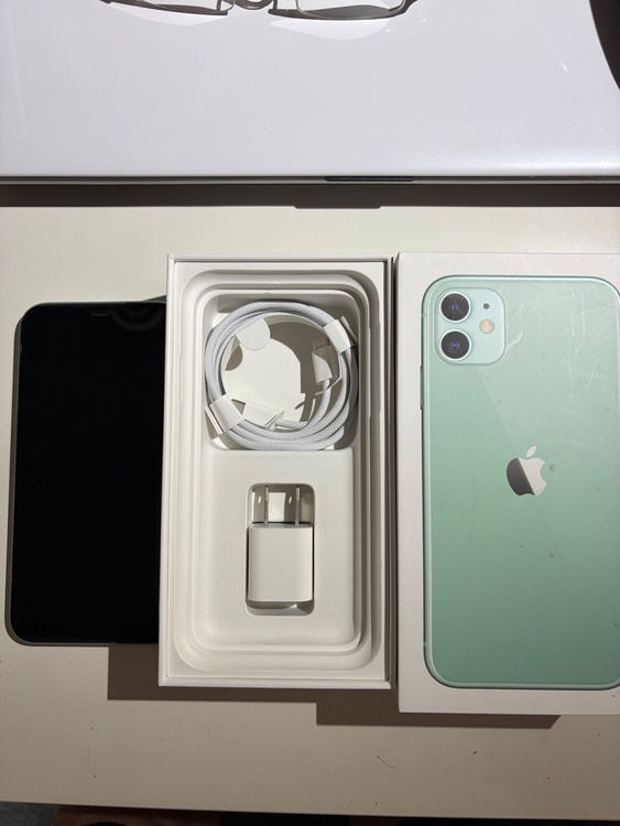 iPhone iPhone11 64GB au（スマホ）の商品画像 - 査定依頼日：2026年6月18日 - 最高査定価格：16,500円