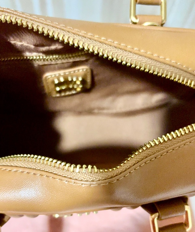 ミュウミュウ　アルカディマテラッセバッグ　（ブランドバッグ）の商品画像 - 査定依頼日：2025年12月17日 - 最高査定価格：160,000円