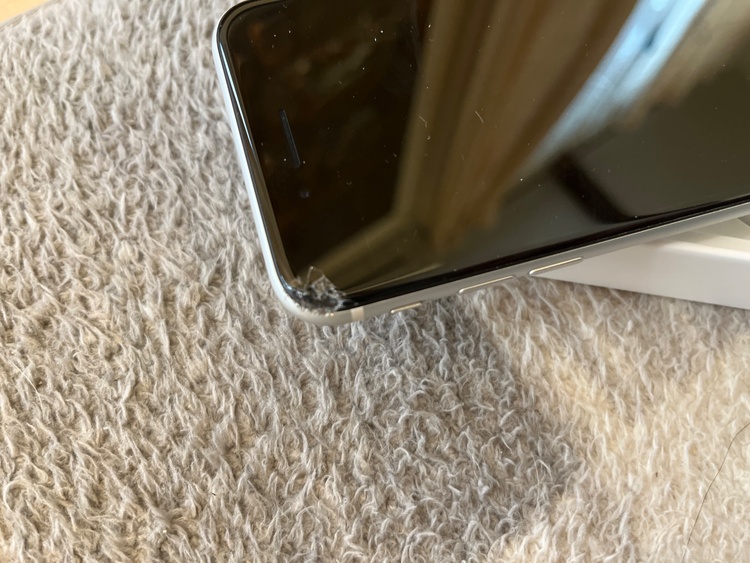 iPhone SE (第 2 世代) 64GB SIMフリー（スマホ）の商品画像 - 査定依頼日：2026年4月24日 - 最高査定価格：3,000円