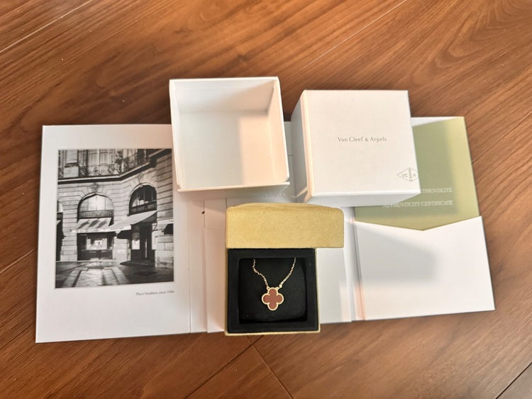 ヴァンクリーフアーペル　ヴィンテージアルハンブラ　カーネリアンネックレス（金・貴金属）の商品画像 - 査定依頼日：2025年6月5日 - 最高査定価格：300,000円