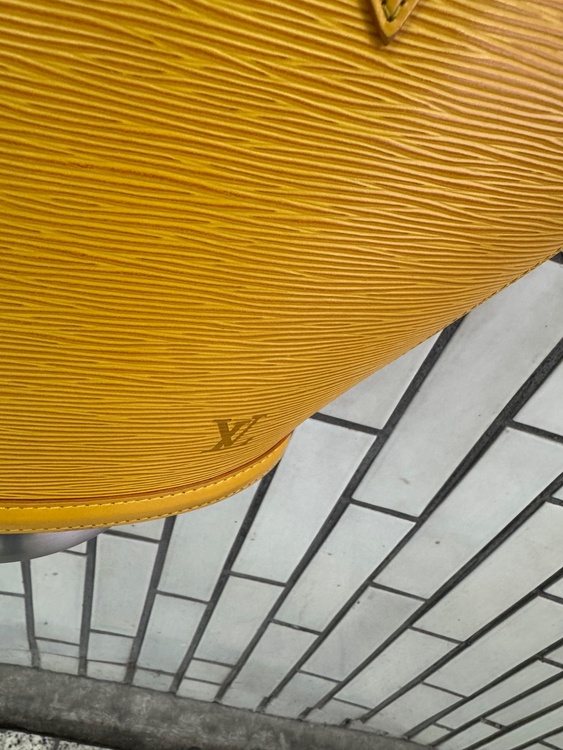 ハンドバッグ（ブランドバッグ）の商品画像 - 査定依頼日：2025年12月12日 - 最高査定価格：15,000円