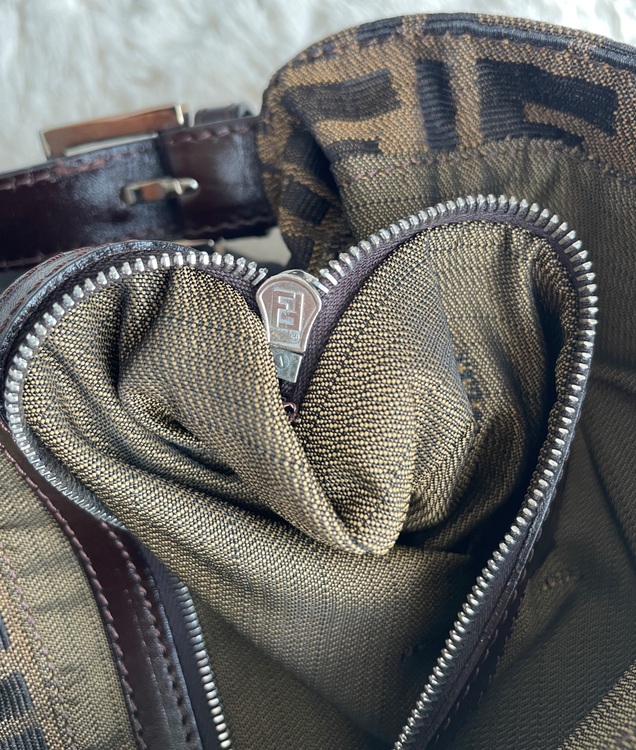 フェンディ　マンマバケット（ブランドバッグ）の商品画像 - 査定依頼日：2025年9月16日 - 最高査定価格：110,000円