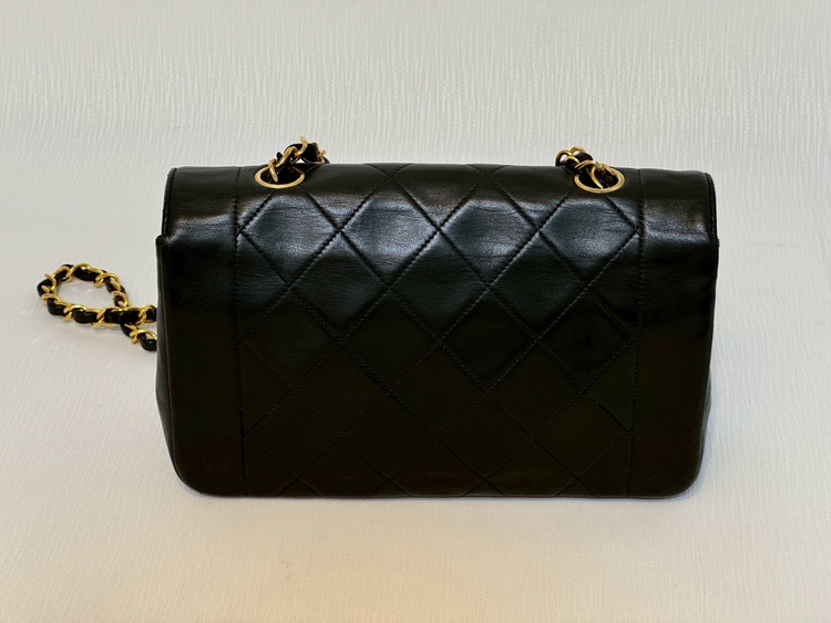 ダイアナマトラッセチェーンショルダーバッグ（ブランドバッグ）の商品画像 - 査定依頼日：2026年4月8日 - 最高査定価格：510,000円