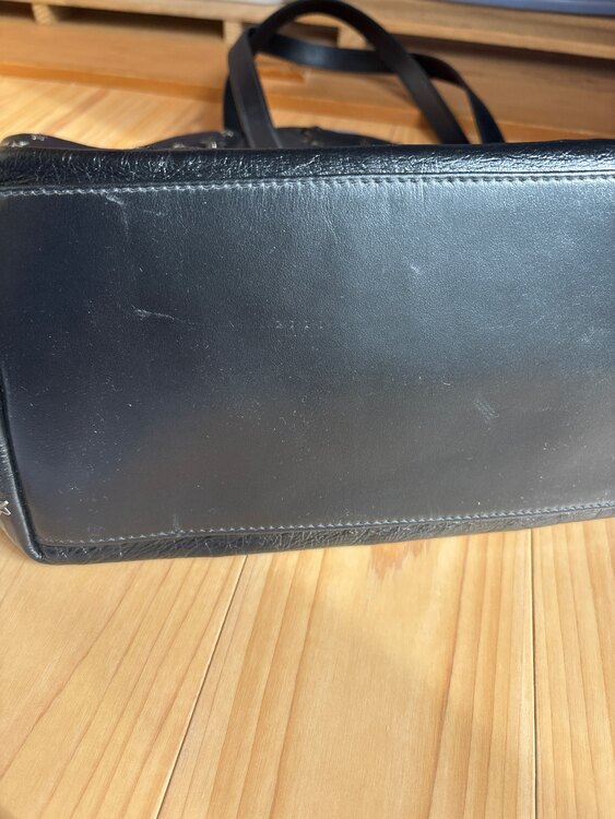 ジミーチュウ  （ブランドバッグ）の商品画像 - 査定依頼日：2025年1月27日 - 最高査定価格：15,000円