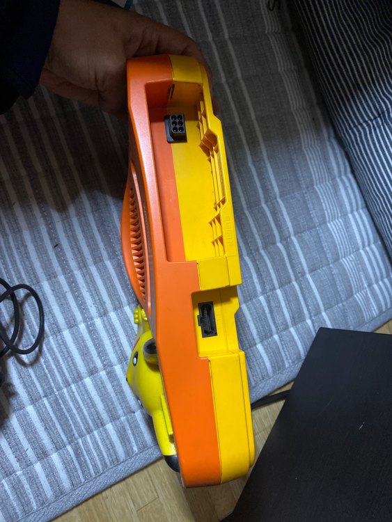 ピカチュウNINTENDO64 オレンジ&イエロー（ゲーム機本体・ゲームソフト）の商品画像 - 査定依頼日：2023年3月7日 - 最高査定価格：6,570円