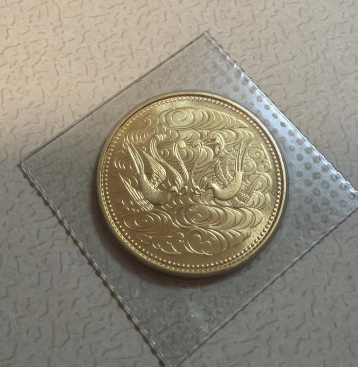 天皇御在位60年　10万円金貨（金・貴金属）の商品画像 - 査定依頼日：2026年10月23日 - 最高査定価格：395,000円