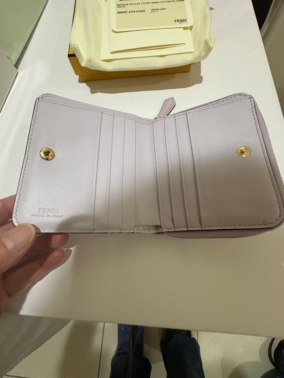 二つ折財布（ブランド財布・小物）の商品画像 - 査定依頼日：2026年4月29日
