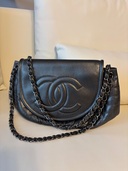 ハーフムーンショルダーバッグ（ブランドバッグ）の商品画像 - 査定依頼日：2025年11月27日 - 最高査定価格：230,000円