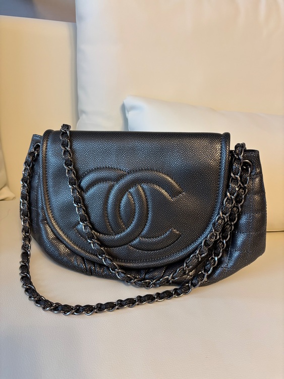 ハーフムーンショルダーバッグ（ブランドバッグ）の商品画像 - 査定依頼日：2025年11月27日 - 最高査定価格：230,000円