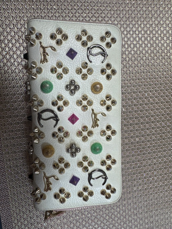 ルブタン　財布（ブランド財布・小物）の商品画像 - 査定依頼日：2025年12月9日 - 最高査定価格：10,000円