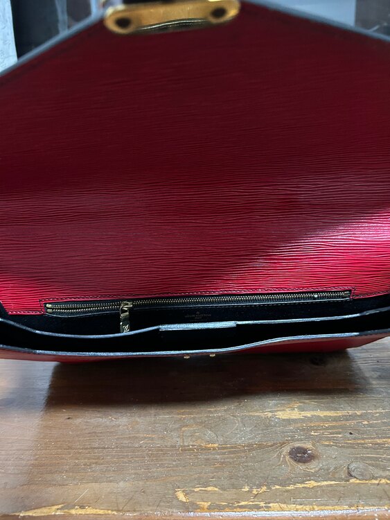 ルイヴィトン　LOUISVUITTON ブリーフケース セルヴィエット　エピ ビ（ブランドバッグ）の商品画像 - 査定依頼日：2025年2月27日 - 最高査定価格：10,000円