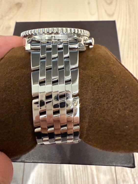 ブライトリング ナビタイマー A022B01n（高級時計）の商品画像 - 査定依頼日：2025年11月25日 - 最高査定価格：550,000円