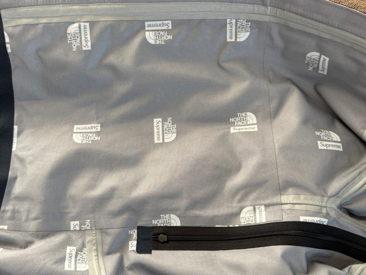 Supreme x The North Face Taped Seam Shel（古着・ファッション）の商品画像 - 査定依頼日：2025年12月28日 - 最高査定価格：40,000円