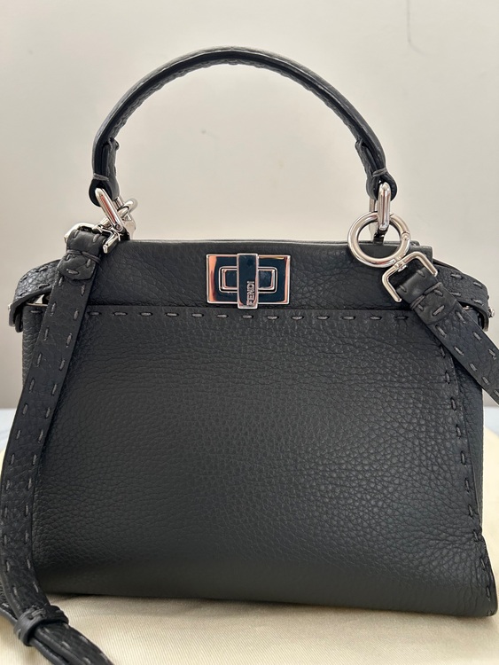 型番：8BN244 シリアル：N49-56-20213（ブランドバッグ）の商品画像 - 査定依頼日：2025年9月15日 - 最高査定価格：240,000円