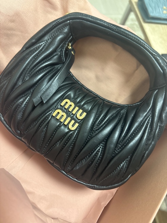 ミュウミュウ  （ブランドバッグ）の商品画像 - 査定依頼日：2025年9月22日 - 最高査定価格：185,000円