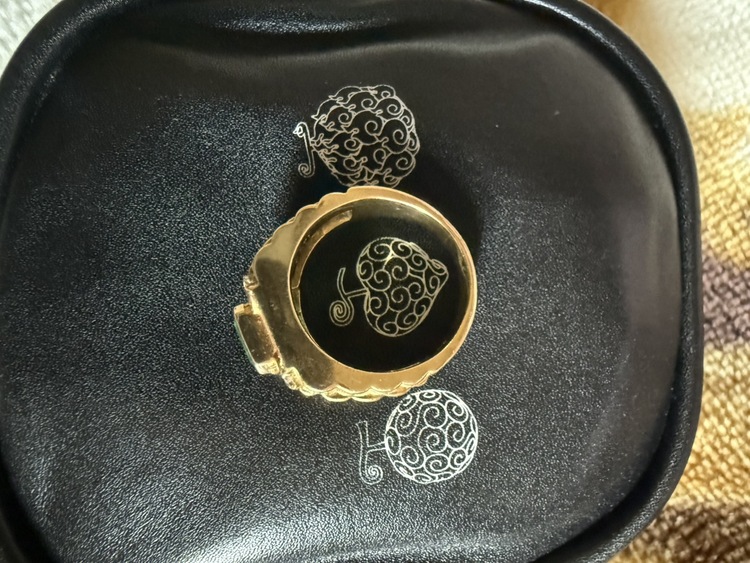 カルティエラブブレスとノーブランドk18とエメラルドリング（金・貴金属）の商品画像 - 査定依頼日：2026年4月2日 - 最高査定価格：2,000,000円