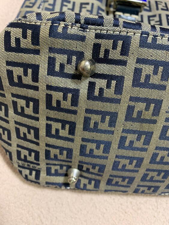 フェンディ  （ブランドバッグ）の商品画像 - 査定依頼日：2025年1月7日 - 最高査定価格：15,000円