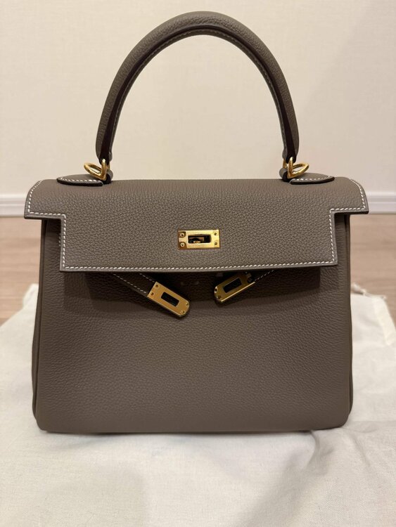 エルメス ケリー25 レトゥルネ（内縫い） トゴ エトゥープ ゴールド金具（ブランドバッグ）の商品画像 - 査定依頼日：2026年8月28日 - 最高査定価格：330円
