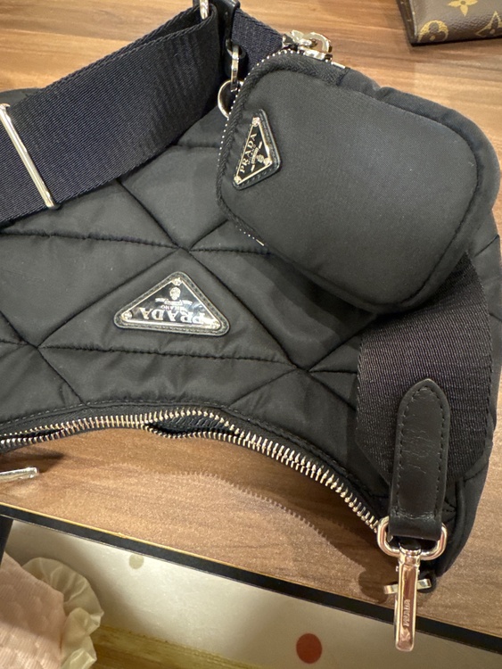 PRADA人気ポシェット付きバッグ（ブランドバッグ）の商品画像 - 査定依頼日：2026年8月2日 - 最高査定価格：190,000円