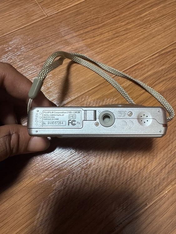FUJIFILM デジタルカメラ 10.2メガピクセル シルバー 充電器付き（ゲーム機本体・ゲームソフト）の商品画像 - 査定依頼日：2026年6月29日 - 最高査定価格：2,100円