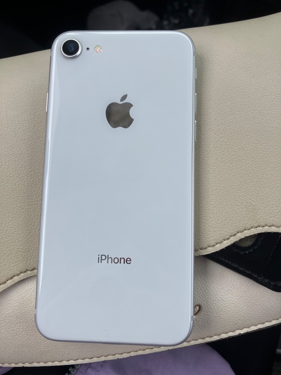 iPhone iPhone8 64GB au（スマホ）の商品画像 - 査定依頼日：2026年6月16日 - 最高査定価格：3,600円