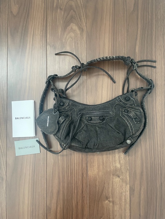 バレンシアガ  （ブランドバッグ）の商品画像 - 査定依頼日：2025年9月2日 - 最高査定価格：140,000円