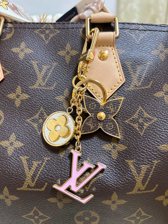 バッグチャーム　スプリングストリート（ブランド財布・小物）の商品画像 - 査定依頼日：2026年3月5日 - 最高査定価格：10,000円