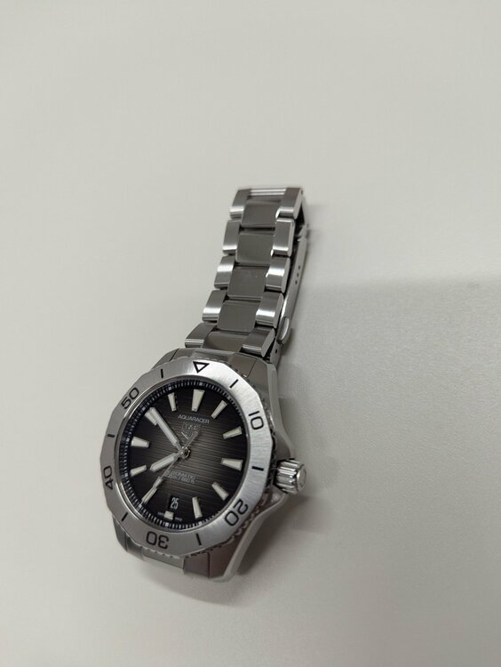 タグホイヤー アクアレーサー アクアレーサー プロフェッショナル 200　WBP2110.BA0627　ブラック　買（高級時計）の商品画像 - 査定依頼日：2026年2月9日 - 最高査定価格：240,000円