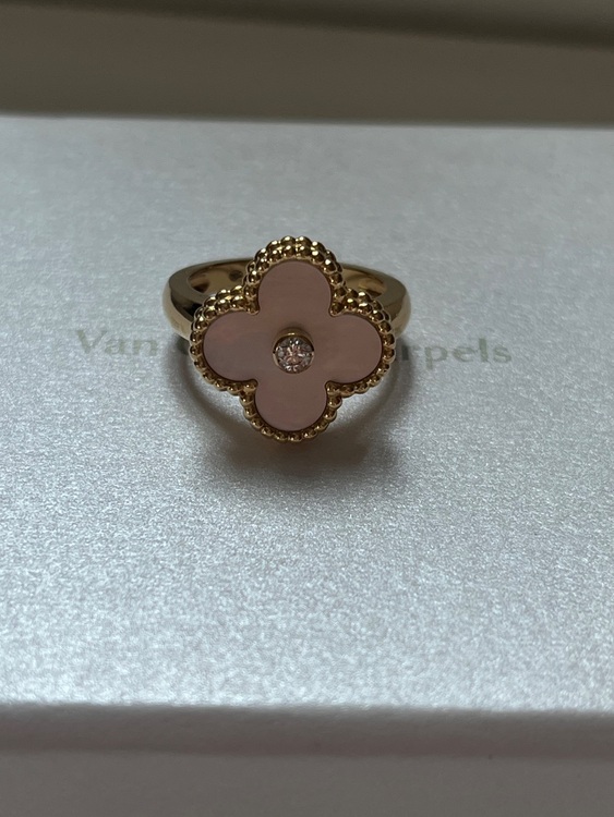 ヴァンクリーフマザーオブパールアルハンブラリング（金・貴金属）の商品画像 - 査定依頼日：2025年9月4日 - 最高査定価格：320,000円